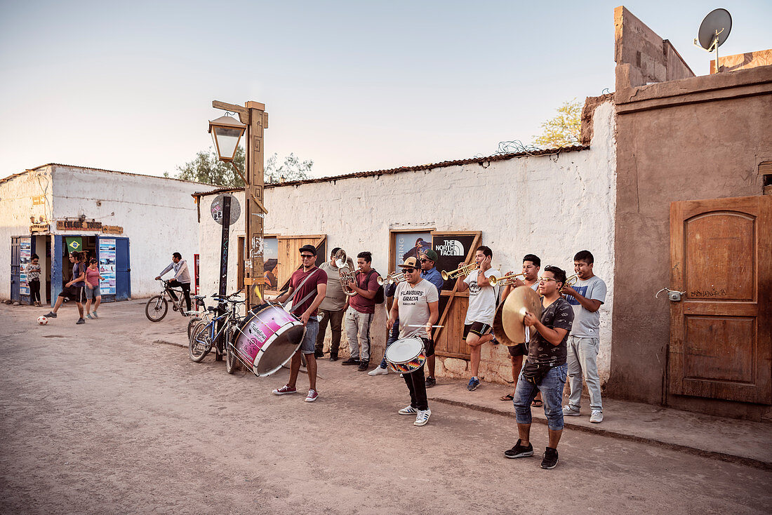 Street musicians in the dusty streets of San Pedro de Atacama, Atacama Desert, Antofagasta Region, Chile, South America