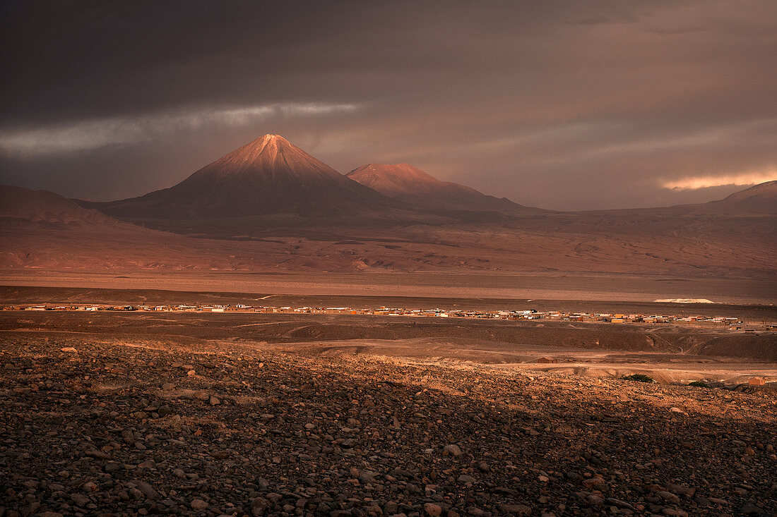 Panorama Blick auf San Pedro de Atacama mit Vulkan Licancabur in der Cordillera Occidental, Atacama Wüste, Region Antofagasta, Chile, Südamerika