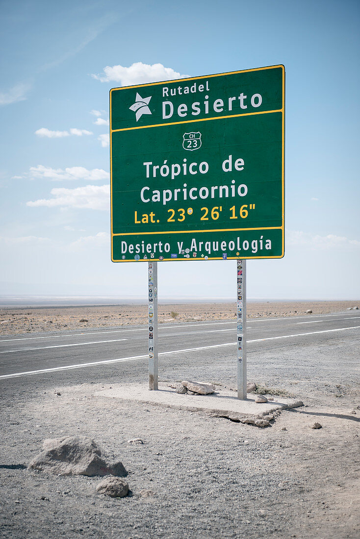 Schild weist auf südlichen Wendekreis (Trópico de Capricornio) hin, Atacama Wüste, Region Antofagasta, Chile, Südamerika