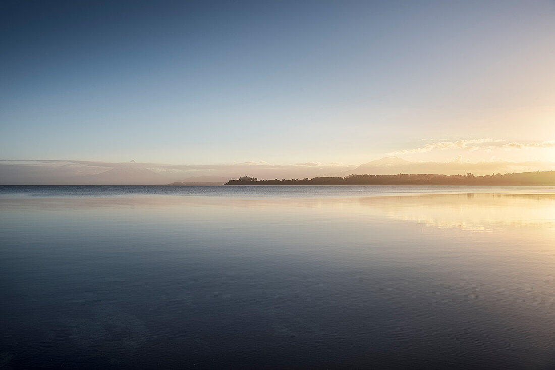 Blick über Llanquihue See während Sonnenaufgang, Puerto Varas, Region de los Lagos, Chile, Südamerika