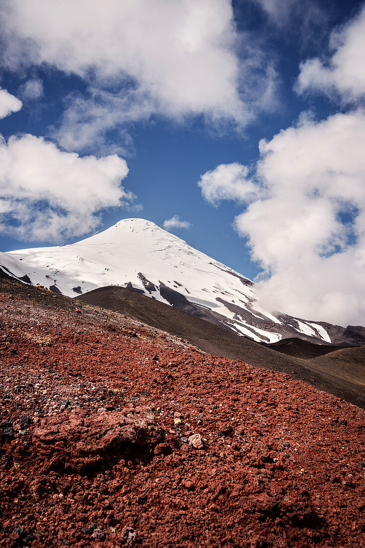 der schneebedeckte Gipfel des Osorno Vulkans, Region de los Lagos, Chile, Südamerika