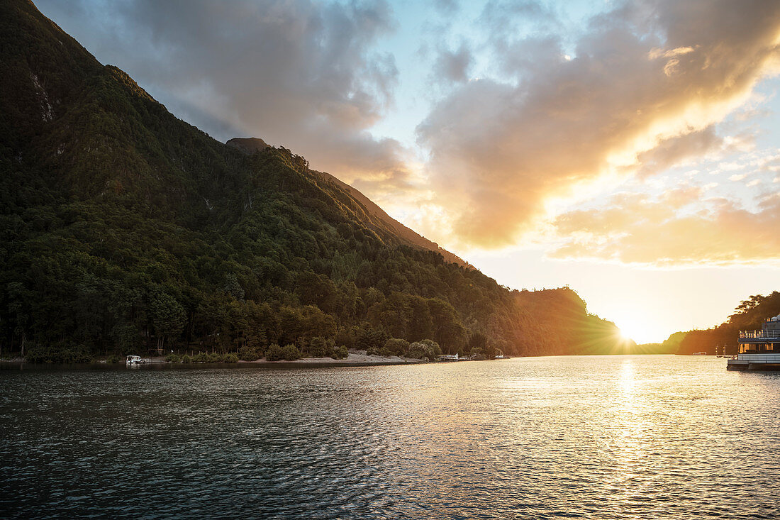 Sonnenuntergang am Rio Petrohue, Region de los Lagos, Chile, Südamerika