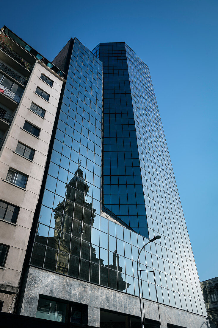 an der Glasfassade eines Hochhauses spiegelt sich die historische Kathedrale von Santiago de Chile, Chile, Südamerika