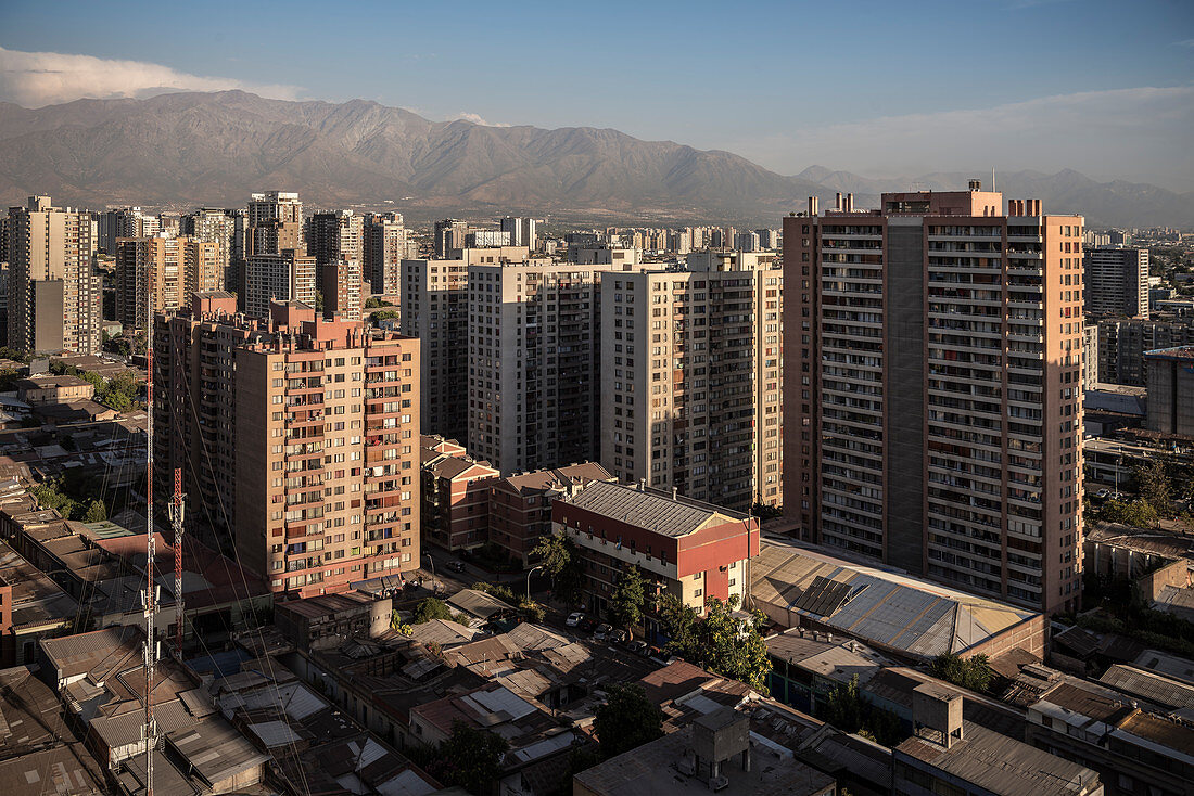 Blick auf Wohnblocks und umliegende Berge der Hauptstadt Santiago de Chile, Chile, Südamerika
