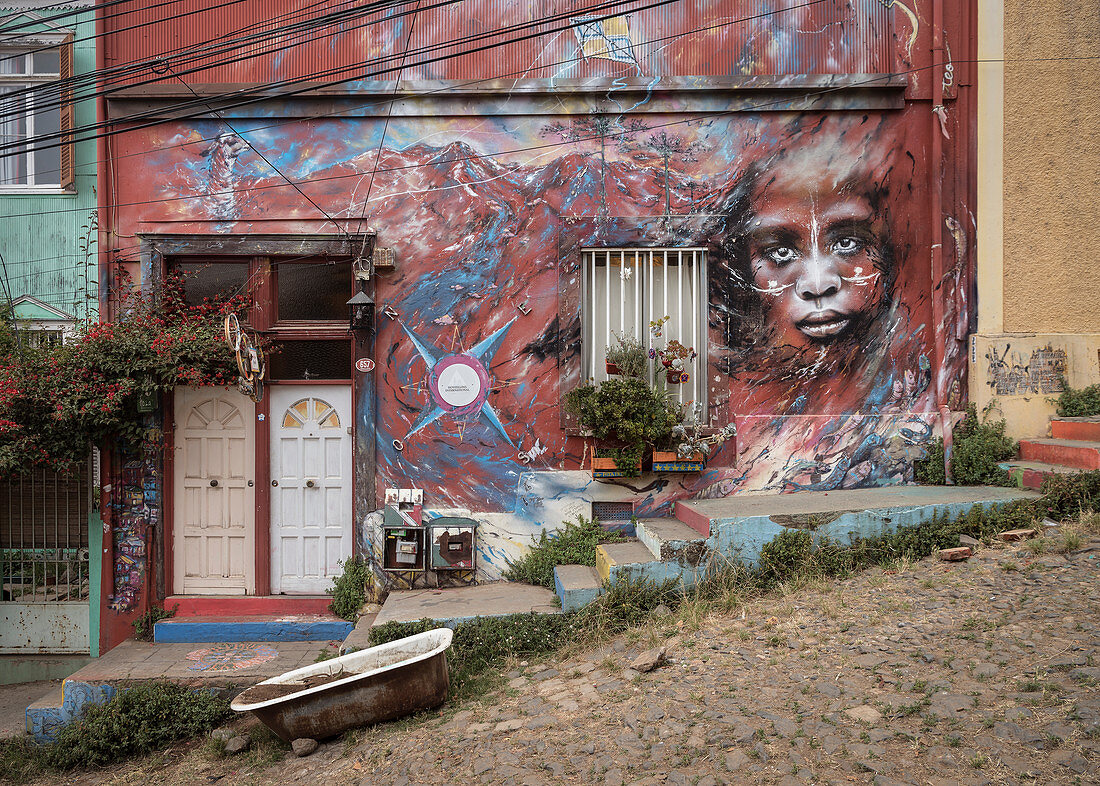 Mural (großes Wandbild), Streetart in den Straßen von Valparaiso, Chile, Südamerika