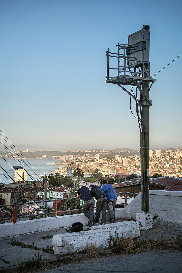einheimische Männergruppe genießt den Blick auf Valparaiso, Chile, Südamerika