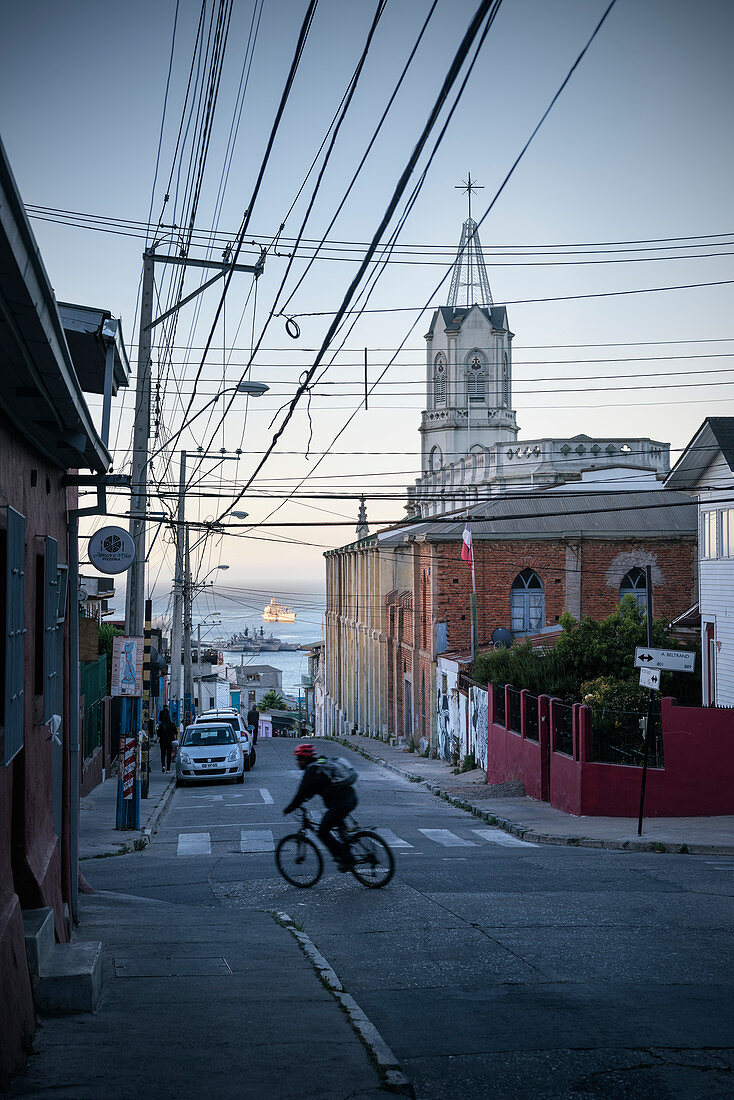 Fahrradfahrer, Blick zum Hafen mit Kirchturm, Valparaiso, Chile, Südamerika