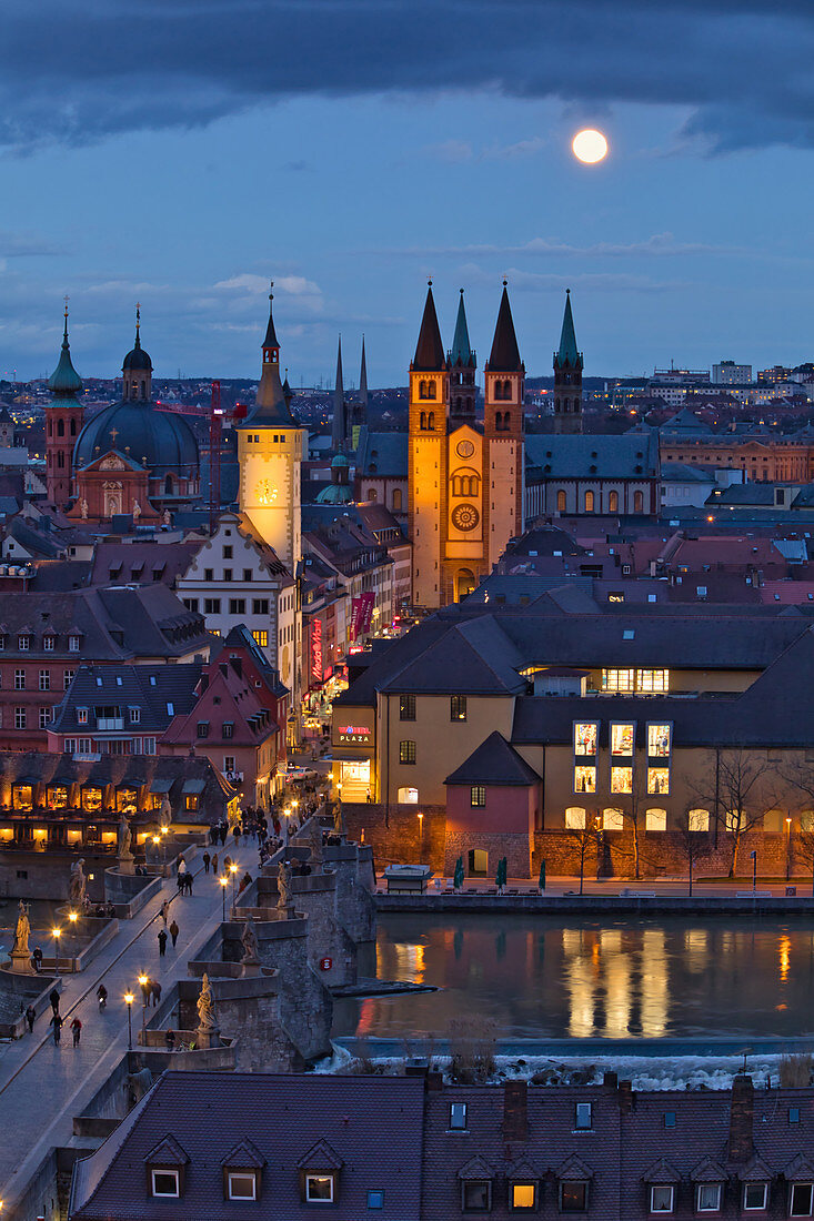 Vollmond über der Altstadt von Würzburg, Unterfranken, Franken, Bayern, Deutschland, Europa