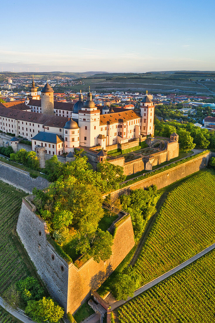 Luftbild der Festung Marienberg in Würzburg, Sonnenaufgang, Unterfranken, Franken, Bayern, Deutschland, Europa