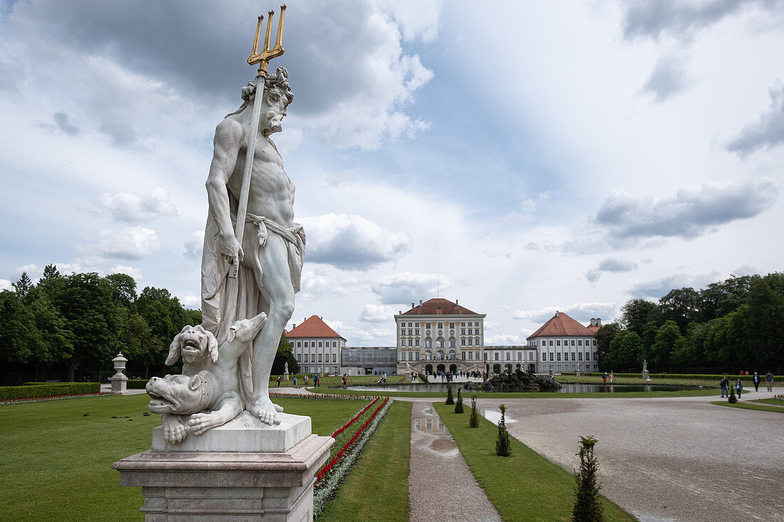 Blick auf das Schloss Nymphenburg, im Vordergrung eine Statue aus dem Garten der Götter, München, Bayern, Deutschland, Europa 