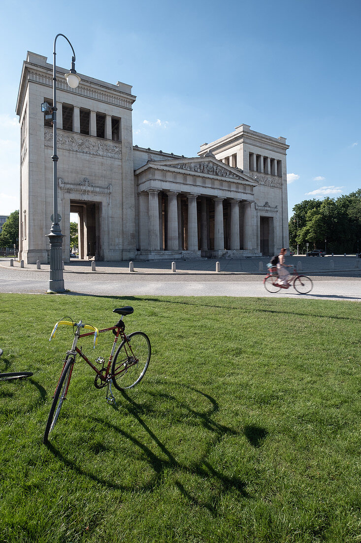 Blick auf den Königsplatz in München, im Vordergrund ein Fahrrad, München, Bayern, Deutschland, Europa
