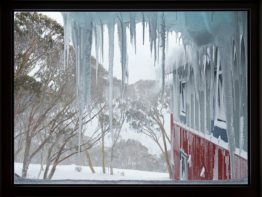 Blick durch das Fenster einer Skilodge im Skigebiet Mount Hotham, Victoria, Australien