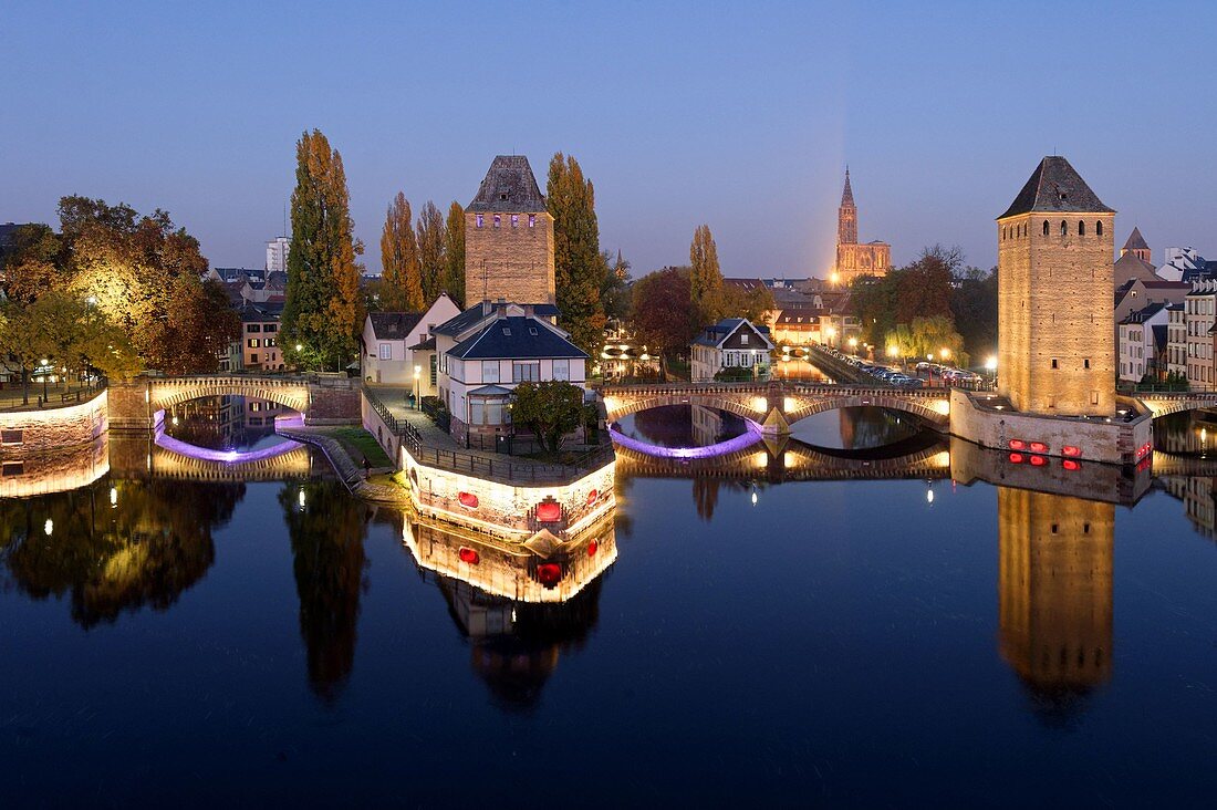 Frankreich, Bas Rhin, Straßburg, Altstadt, UNESCO-Weltkulturerbe, die überdachten Brücken über den Fluss Ill und die Kathedrale Notre Dame
