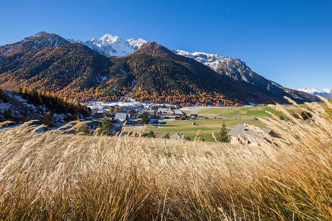 Frankreich, Hautes-Alpes, Regionaler Naturpark Queyras, fas Dorf Ceillac, im Hintergrund die Crête de la Saume