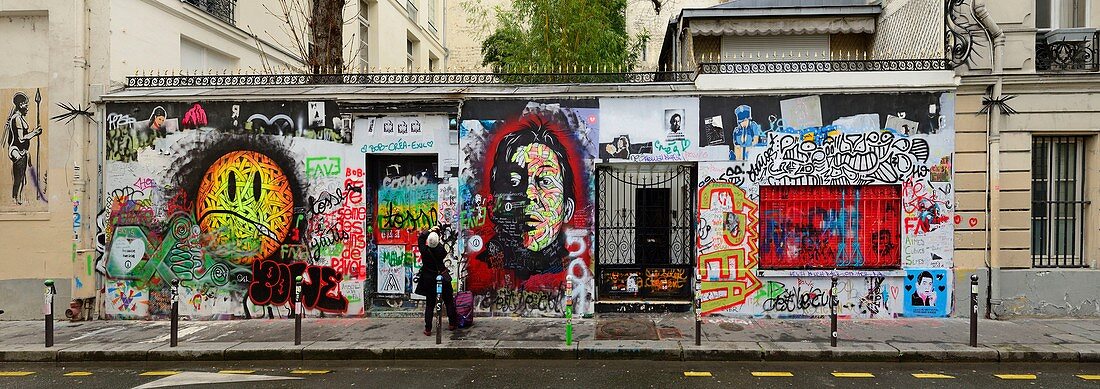 France, Paris (75) rue de Verneuil, fresques sur la façade de la maison de Serge Gainsbourg
