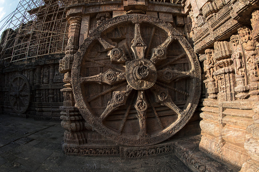 Aus Stein gemeißeltes Wagenrad, Sonnentempel von Konark, Odisha, Indien