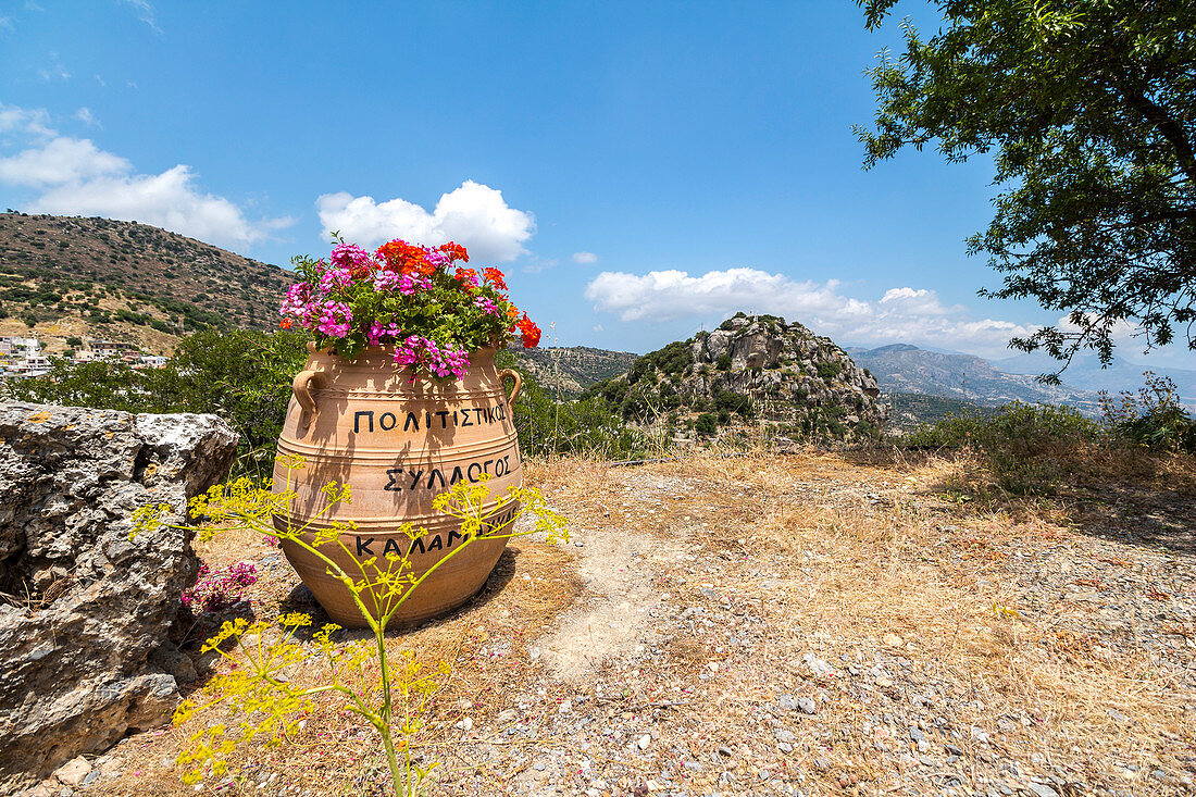 Blick auf Vase und runden Fels im Bergdorf Kalamáfka, Osten Kreta, Griechenland