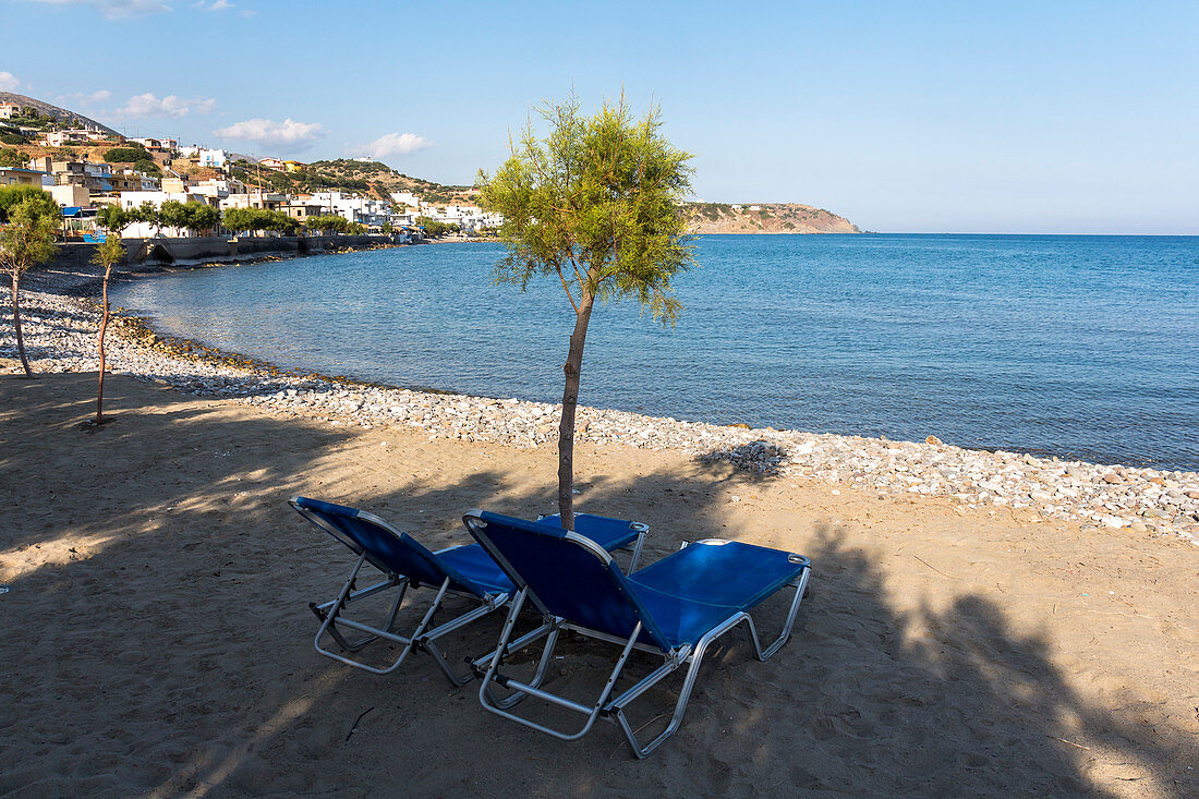 Strand von Tsoútsouros mit 2 Liegen, Südosten Kreta, Griechenland