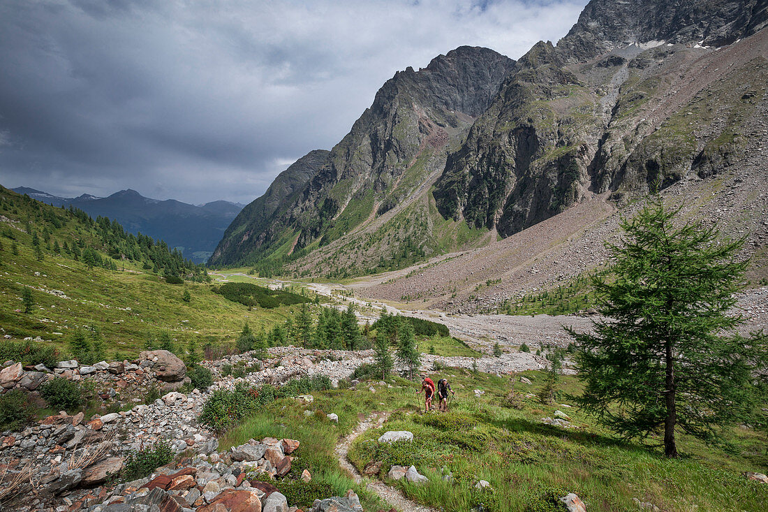 Wanderer im Gradental im Nationalpark Hohe Tauern, Gradenmoos im Hintergrund, Österreich
