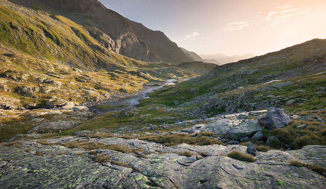 Gradenbach an der Nossberger Hütte im Gradental, Nationalpark Hohe Tauern bei Sonnenaufgang, Österreich