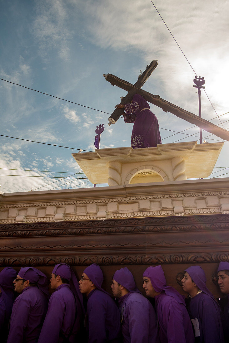 Guatemala, Antigua - 3. März 2013. Während der Karwochenfeierlichkeiten in Antigua werden riesige Wagen, auf denen der gekreuzigte Jesus thront, durch die Straßen getragen