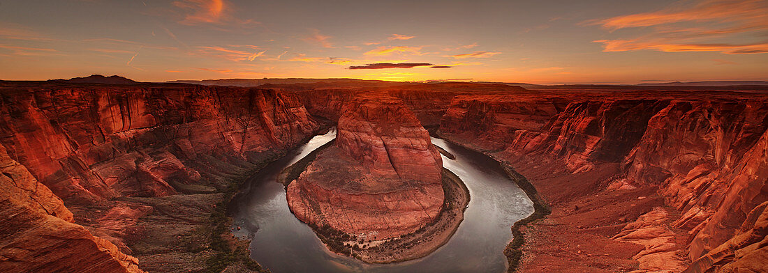 Horseshoe Bend, USA - 25. April 2010. Blick vom Aussichtspunkt in Utah auf die Horseshoe Bend bei Sonnenuntergang