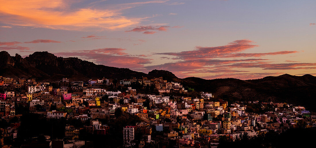 Guanajuato, Mexiko - 2. Februar 2016: Blick auf die Stadt Guanajuato bei Sonnenuntergang
