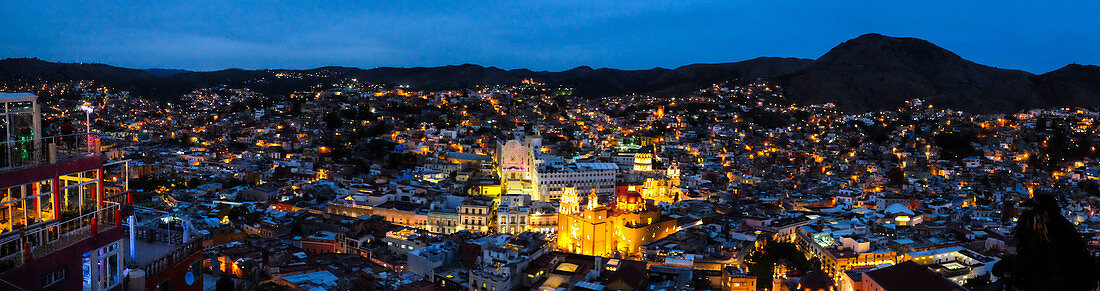 Guanajuato, Mexiko - 29. März 2016: Blick auf die Stadt und die gelbe Basilika im Zentrum bei Nacht