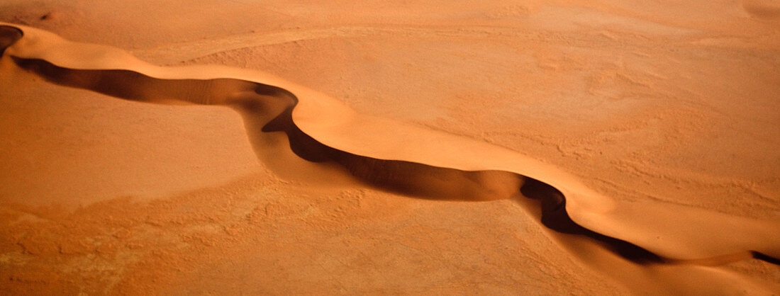 Namibia - 21. April 2009: Blick von oben auf hohe Sanddünen im Namib-Naukluft-Nationalpark