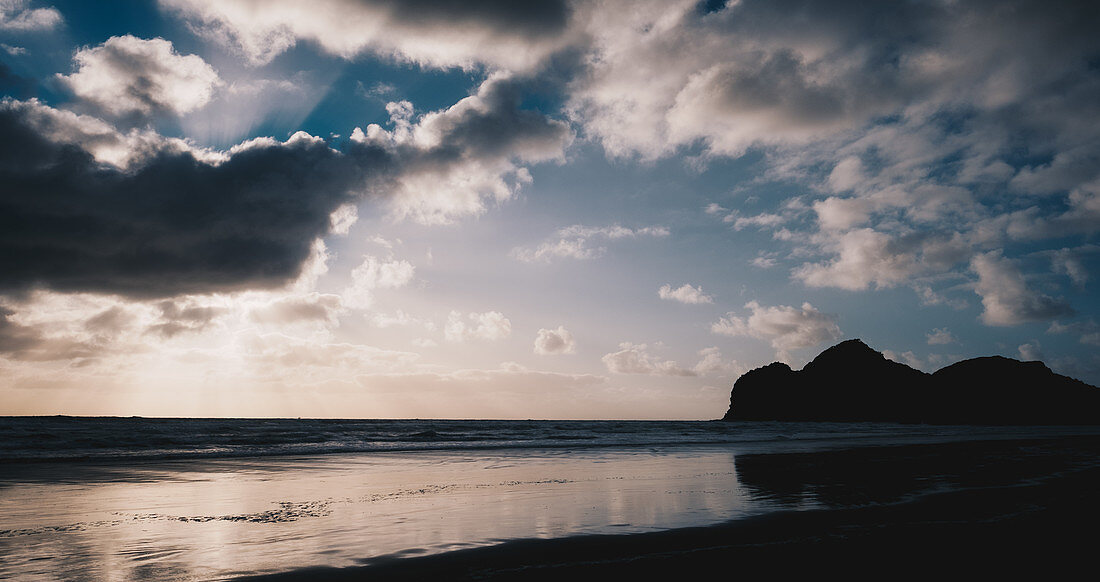 Bethells Beach, Neuseeland - 12. Oktober 2017: Der schöne Bethells Beach, auch bekannt als Te Henga Beach