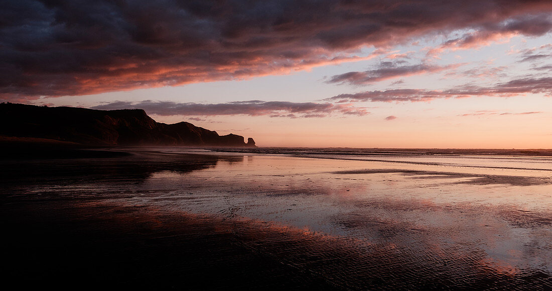 Bethells Beach, Neuseeland - 14. November 2017: Sonnenuntergang am schönen Bethells Beach, auch bekannt als Te Henga Beach