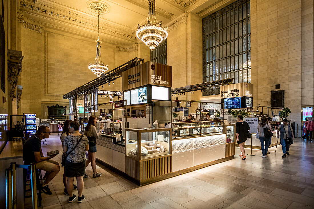 New York, Vereinigte Staaten von Amerika - 8. Juli 2017. Die Lebensmittelhalle von Claus Meyer, auch bekannt als die Great Northern Food Hall im Grand Central Terminal. Claus Meyer ist ein dänischer kulinarischer Unternehmer, der moderne Lebensmittel mit nordischem Akzent in einem schnelllebigen Umfeld verkauft.