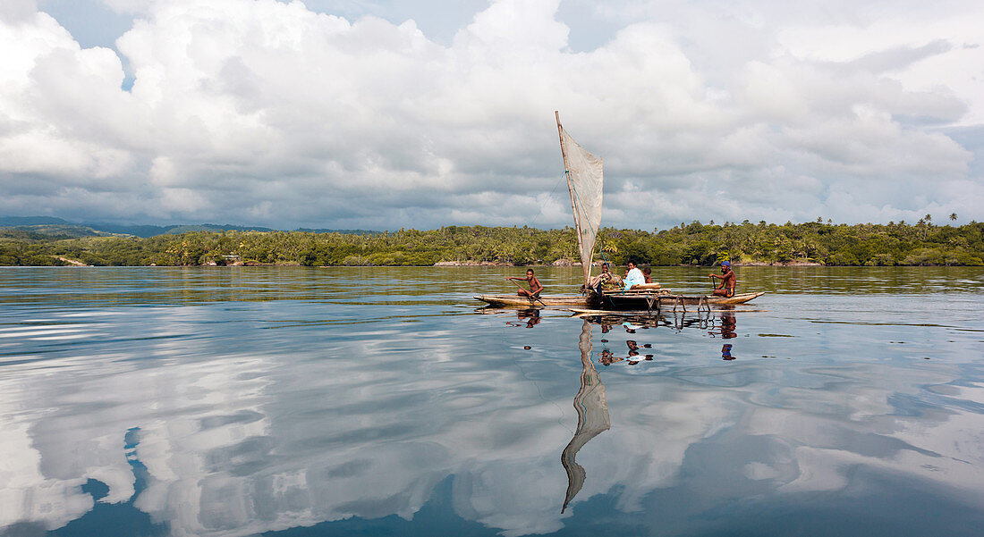 Papua-Neuguinea - 8. November 2010: Eine Gruppe von fröhlichen Menschen auf einem Boot