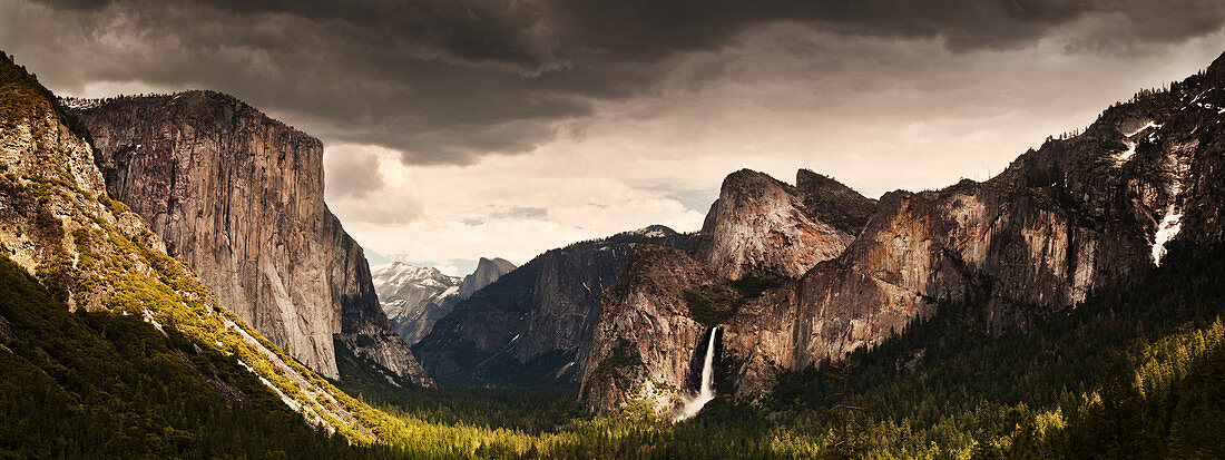 Yosemite-Nationalpark, USA - 14. Mai 2010. Mit Blick auf die Wildnis und Landschaft des Yosemite-Nationalpark in der westlichen Sierra Nevada von Kalifornien