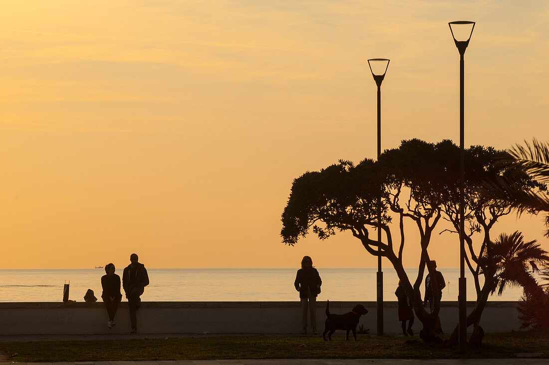 Herbstlicher Sonnenuntergang entlang der Strandpromenade der Stadt, der so genannten Passeggiata, Viareggio, Toskana, Italien