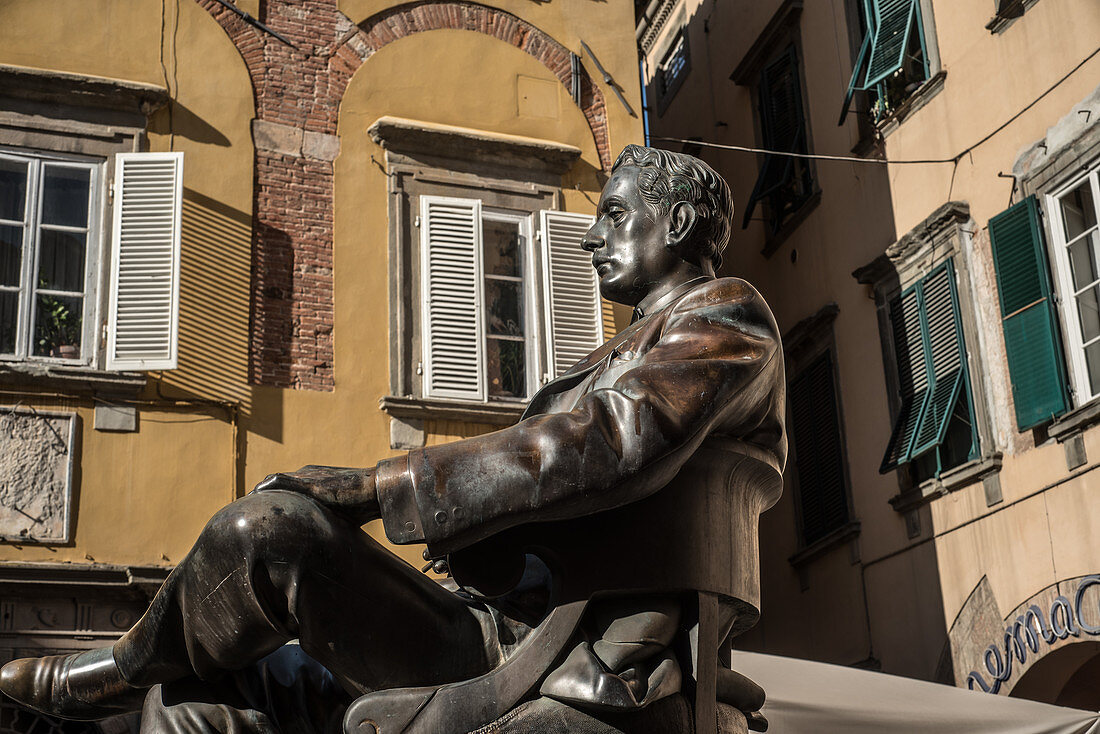 Denkmal für Giacomo Puccini vor dem Geburtsort des Musikers, heute ein Museum, Lucca, Toskana, Italien