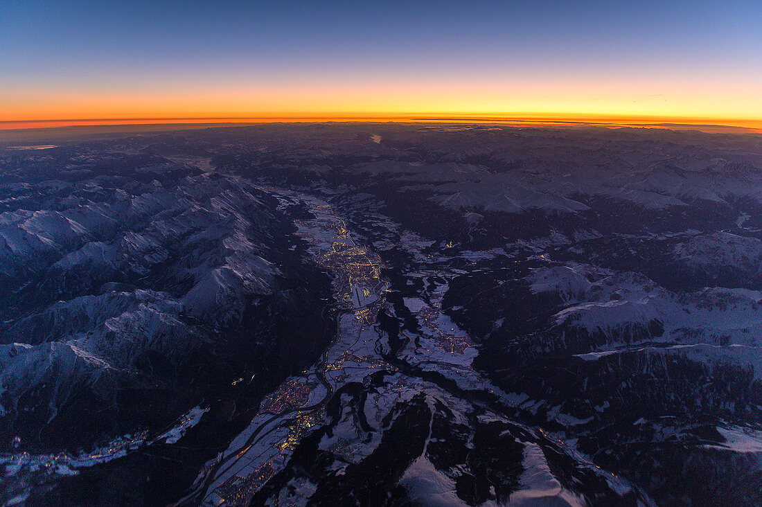 Innsbruck aus der Luft im Sonnenaufgang, Tirol, Österreich