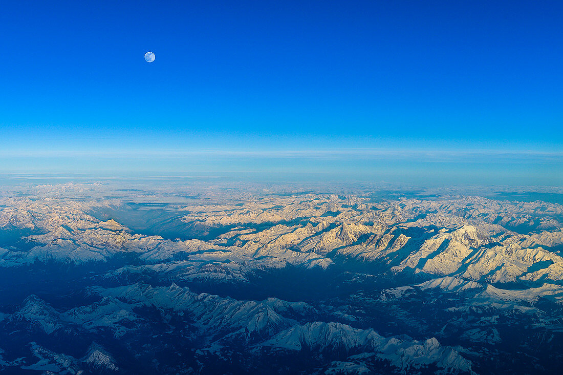 Der Mond geht auf über den schweizer Bergen, Luftaufnahme