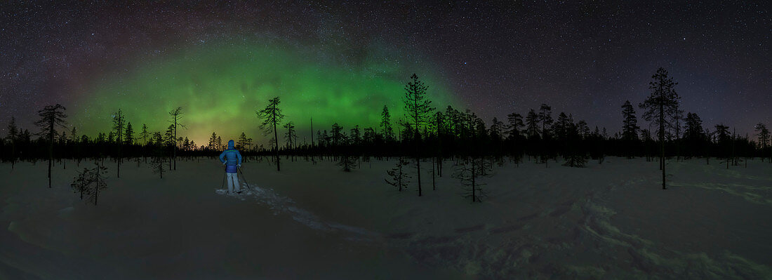 Erstes Nordlicht am Himmel, Pyhä-Luosto Nationalpark, Finnland