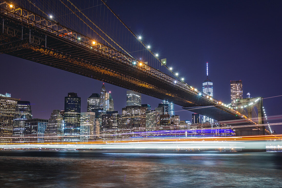 Brooklyin Bridge with Manhattan in the background, New York City, USA