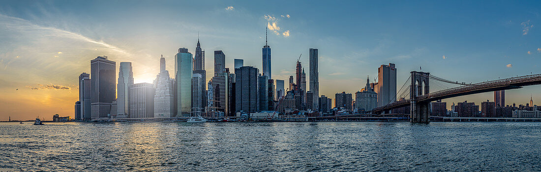 Panorama vom Financial District und der Brookylin Bridge, New York City, USA