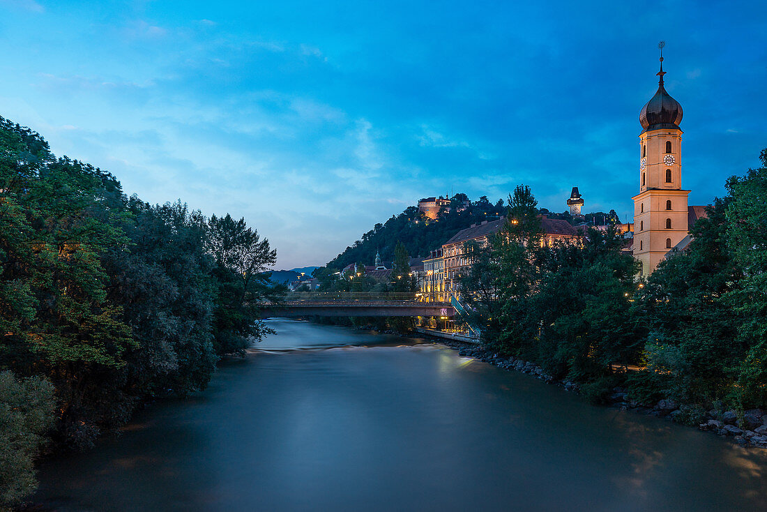 Blaue Stunde mit Blick auf den Uhrturm, Graz, Österreich
