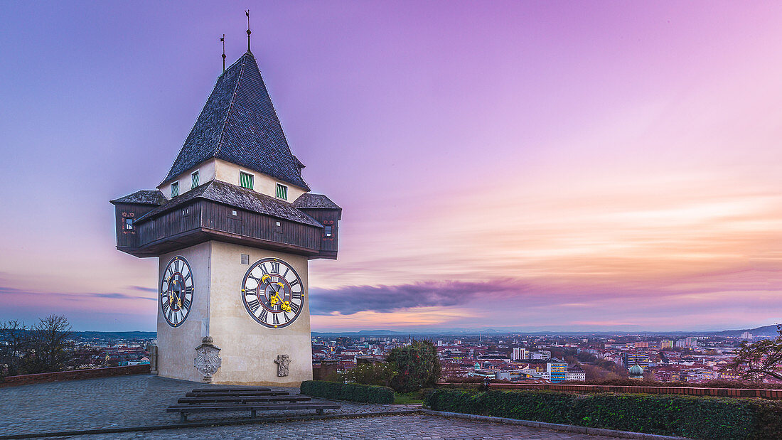 Sonnenuntergang mit Blick auf den Uhrturm, Graz, Österreich