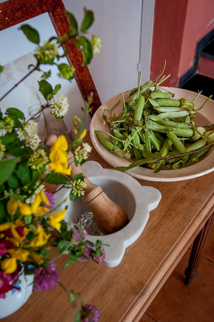 Mörser Zucchini und frische Erbsen aus dem Garten auf einer Anrichte, Cinque Terre, Italien