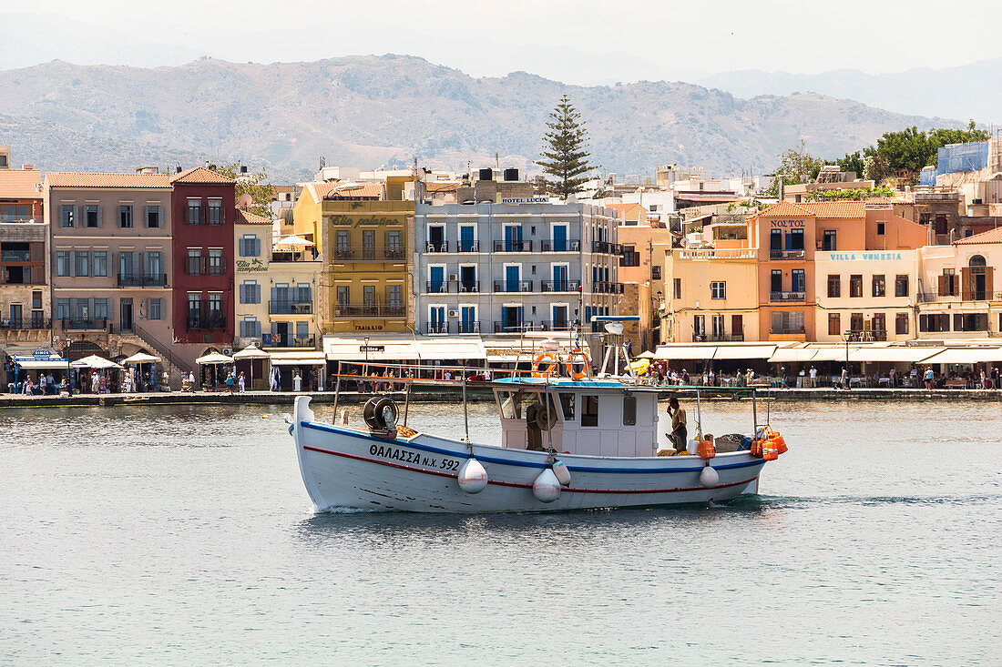 Boot im venezianischen Hafen in Chania, Nordwesten Kreta, Griechenland
