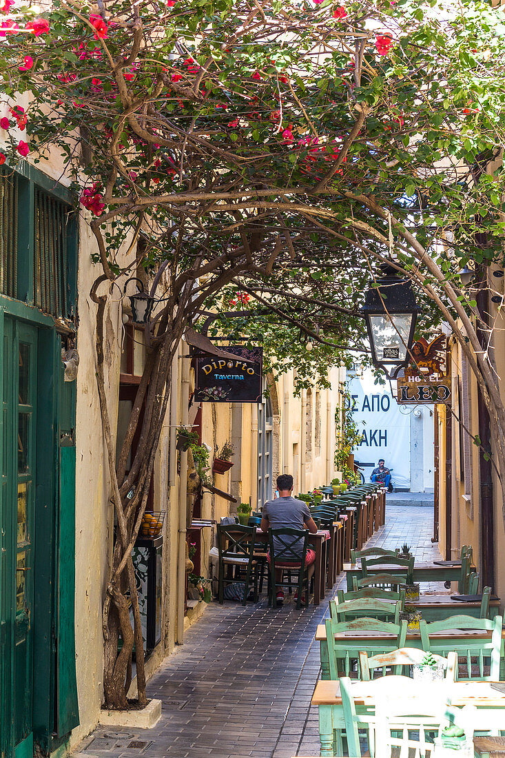 Tavernen in historischen engen Gassen in der Altstadt von Rethymno, Norden Kreta, Griechenland