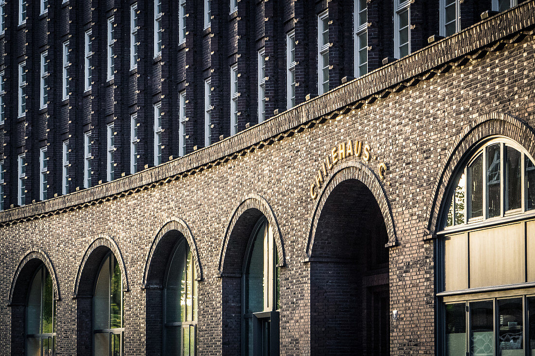 Chilehaus zum Sonnenuntergang in Hamburg, Deutschland