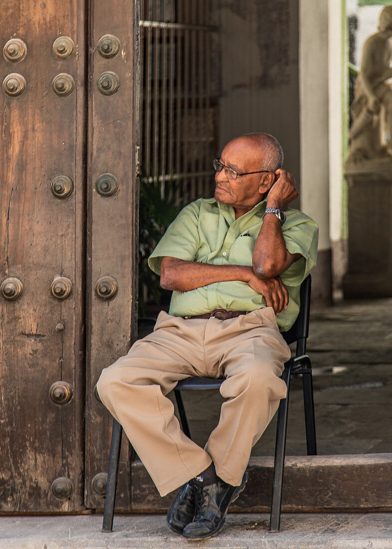 Mann macht kleine Siesta, Havanna, Kuba