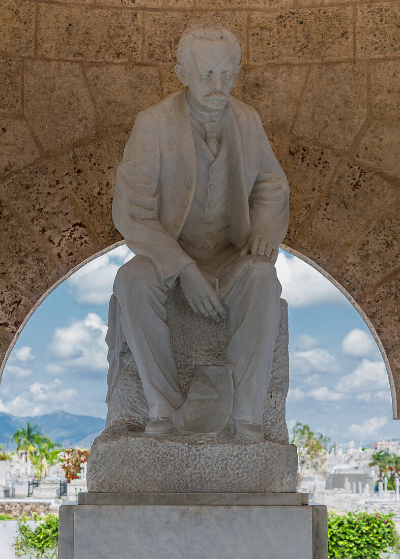 Statue von Jose Marti am Friedhof Santa Ifgenia, Santiago de Cuba, Kuba