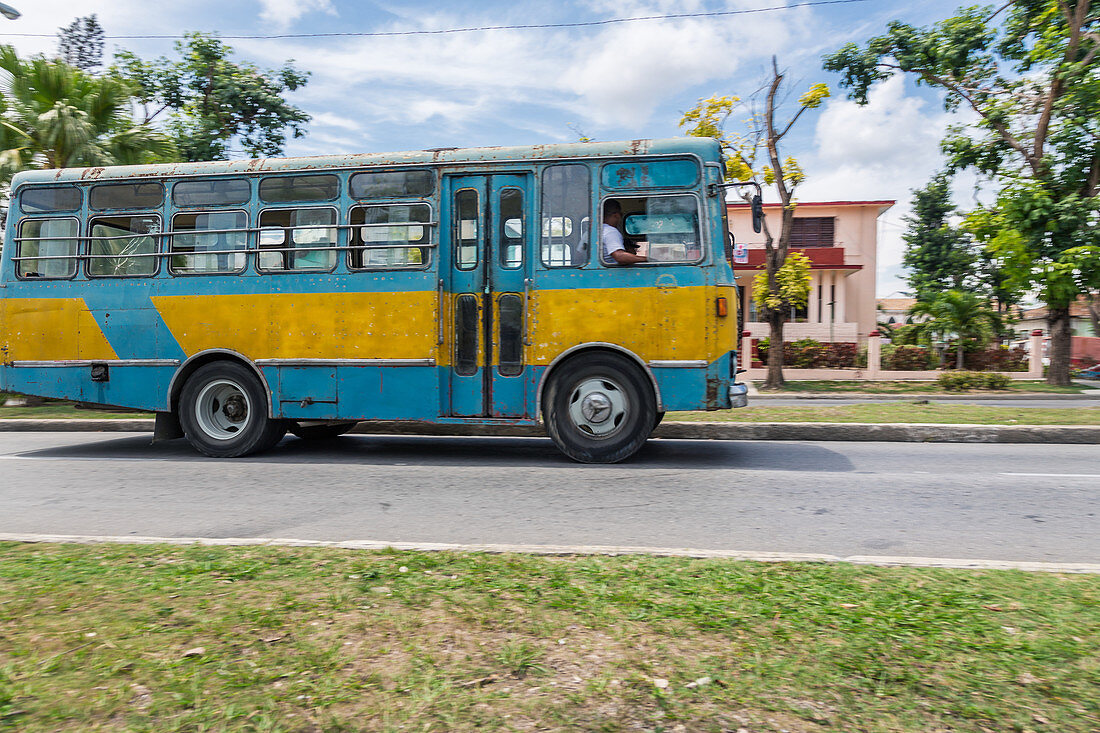 Schulbus in Santiago de Cuba, Kuba